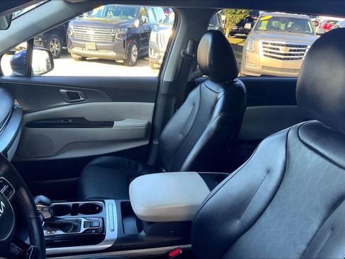 Used 2024 Kia Carnival LX image 26