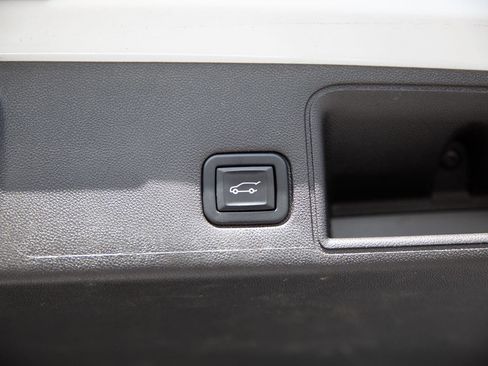 Used 2022 GMC Terrain SLT image 25