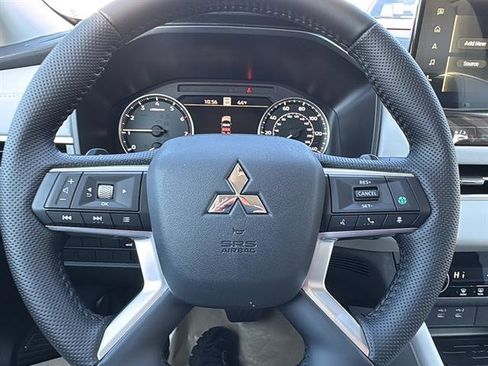 New 2025 Mitsubishi Outlander SE image 18