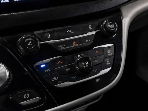 Used 2017 Chrysler Pacifica Touring-L FWD image 27