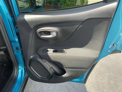 Used 2019 Jeep Renegade Latitude FWD image 11