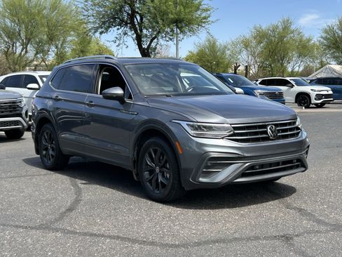 Used 2024 Volkswagen Tiguan SE w/ Panoramic Sunroof Package FWD image 6