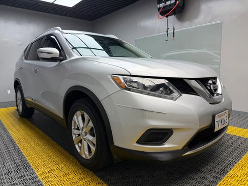 Used 2016 Nissan Rogue SV image 1