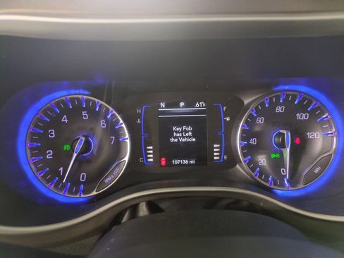 Used 2018 Chrysler Pacifica Touring-L FWD image 18