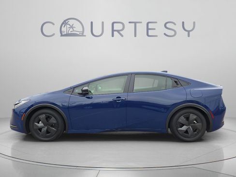 Certified 2025 Toyota Prius LE FWD image 2