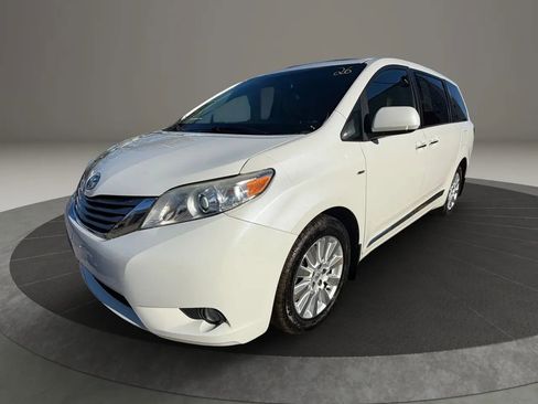 Used 2016 Toyota Sienna XLE w/ XLE Navigation Package image 1