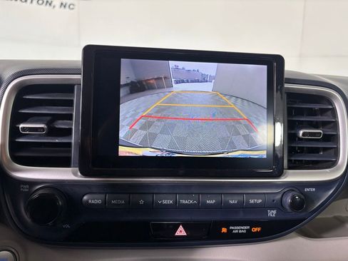 Used 2022 Hyundai Venue Limited image 14