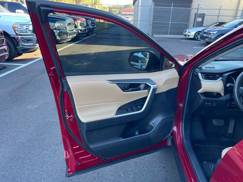 Used 2021 Toyota RAV4 LE image 20