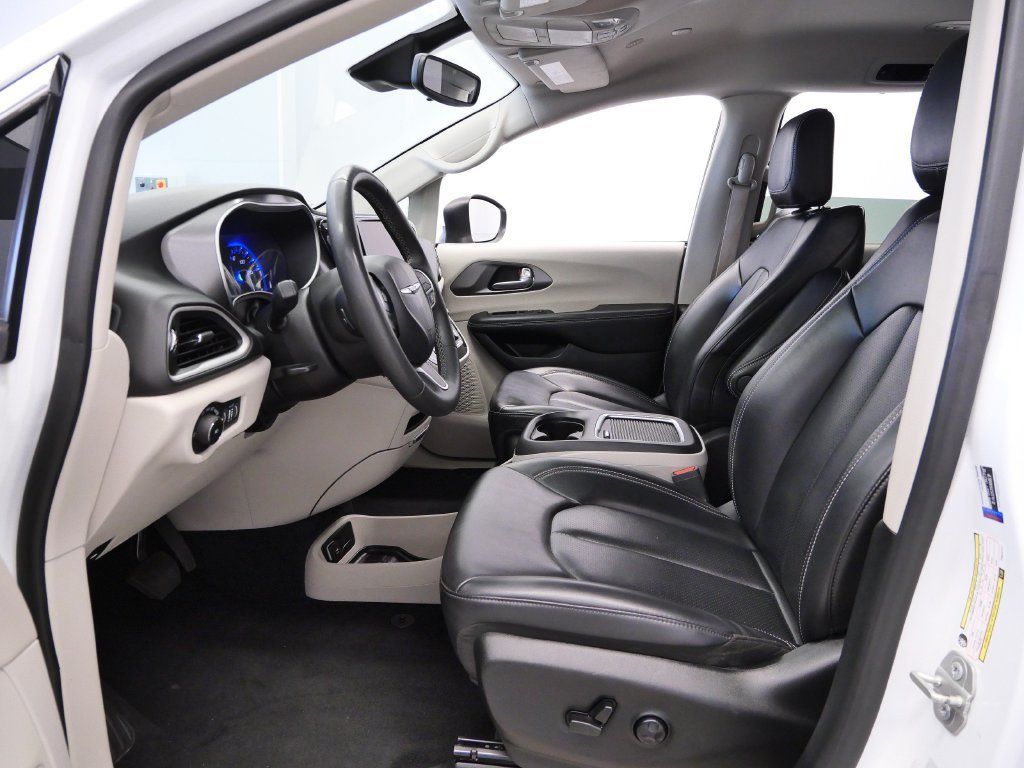 Certified 2023 Chrysler Pacifica Touring-L FWD image 13