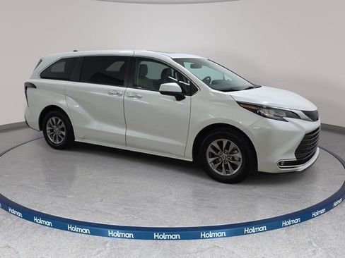 Certified 2023 Toyota Sienna XLE FWD image 3