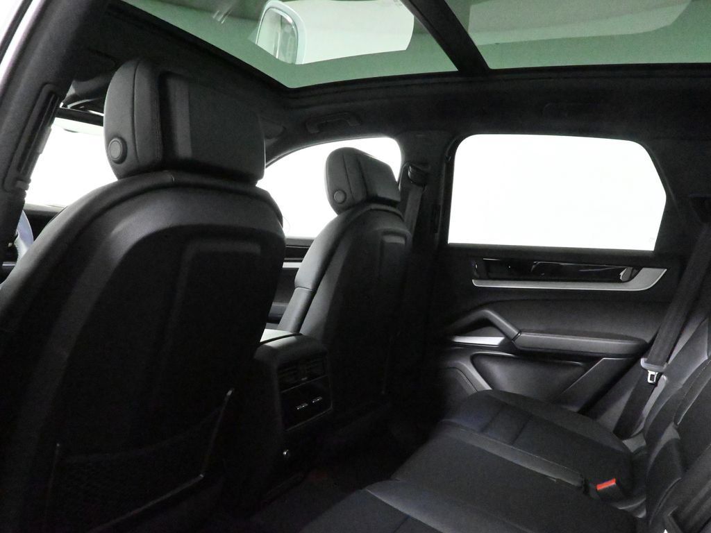 Used 2026 Porsche Cayenne AWD/4WD image 35