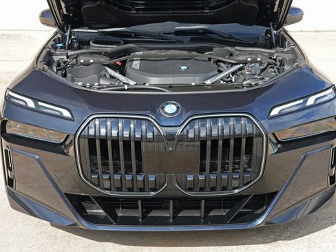 Used 2024 BMW 740i w/ Premium Package 2 RWD image 8