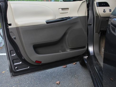 Used 2011 Toyota Sienna LE image 12