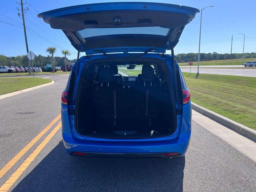 New 2026 Chrysler Pacifica Select w/ S Appearance Package FWD image 9