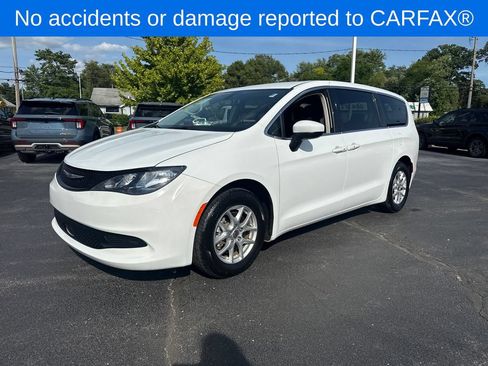 Used 2022 Chrysler Voyager LX FWD image 2
