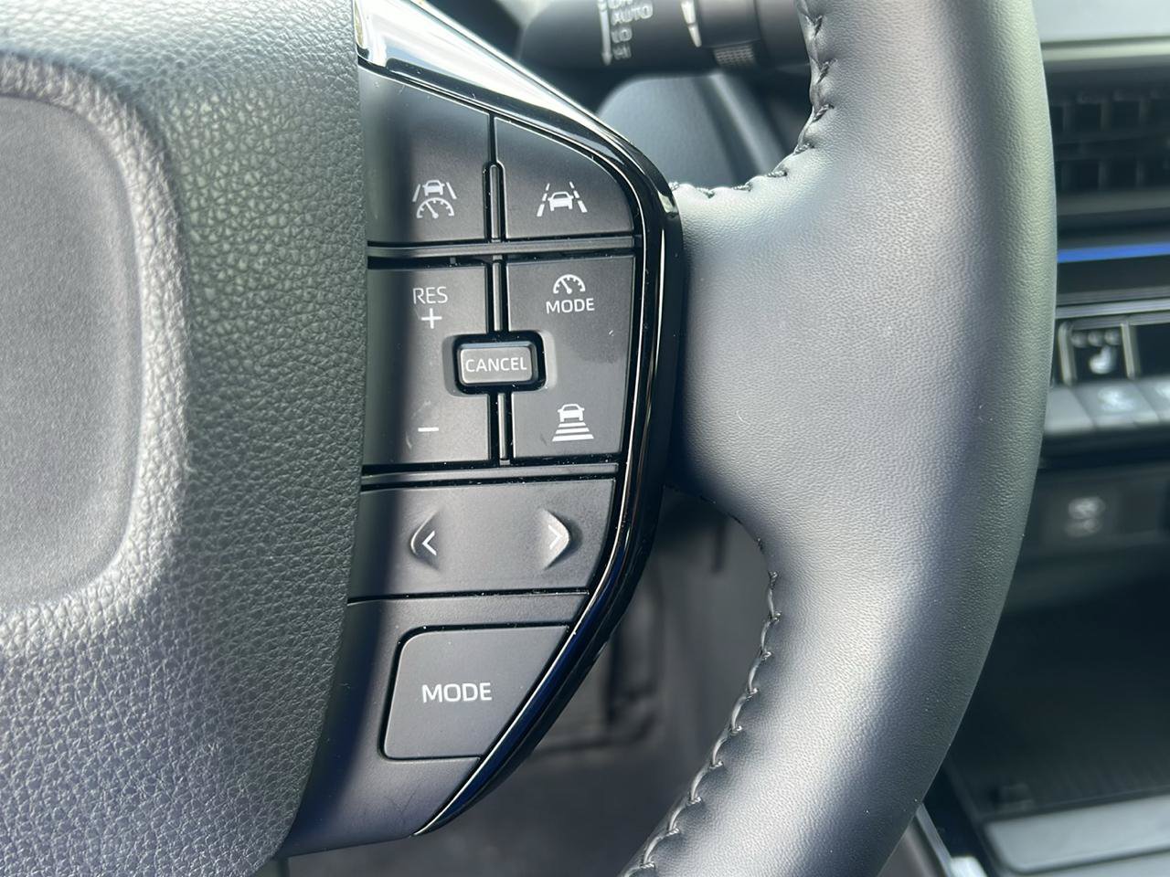 Used 2025 Toyota Prius FWD image 17