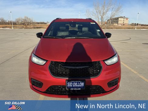 New 2026 Chrysler Pacifica Select image 3