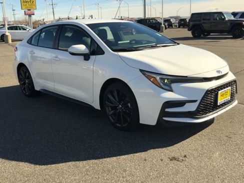 Used 2024 Toyota Corolla SE image 2