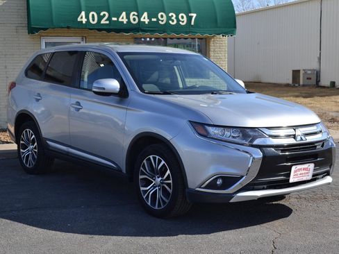 Used 2018 Mitsubishi Outlander SE image 12
