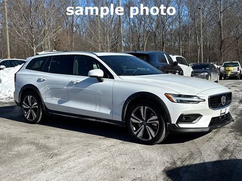 Certified 2025 Volvo V60 B5 Cross Country Plus image 2
