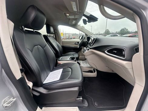 Used 2024 Chrysler Pacifica Touring-L image 28