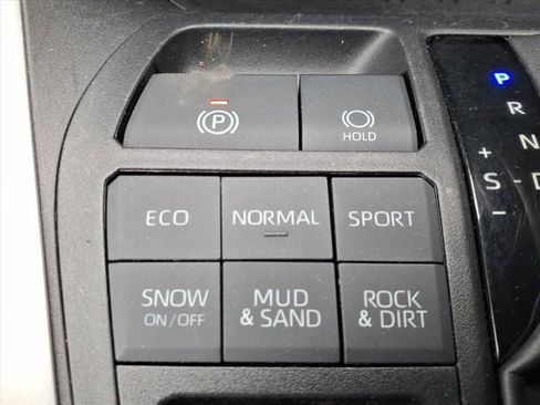 Used 2019 Toyota RAV4 LE w/ Carpet Mat Package image 17