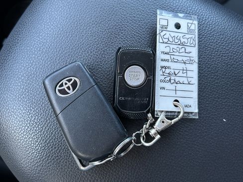 Used 2022 Toyota RAV4 LE w/ Carpet Mat Package (TMS) AWD/4WD image 33