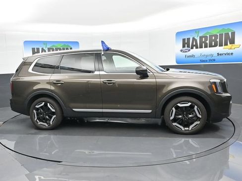 Used 2023 Kia Telluride EX w/ EX Captain's Chair Package FWD image 7