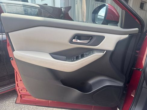 Used 2025 Nissan Rogue SV FWD image 18
