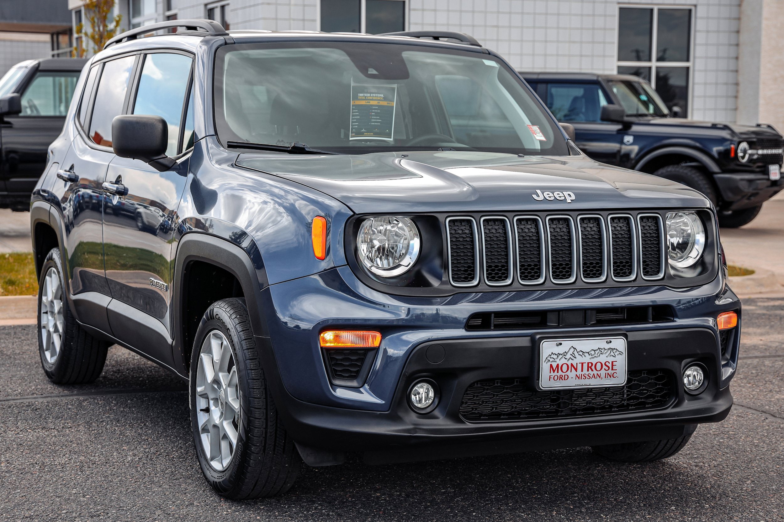 Used 2022 Jeep Renegade Latitude w/ Convenience Group AWD/4WD image 3