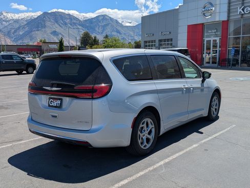 Used 2024 Chrysler Pacifica Limited FWD image 3