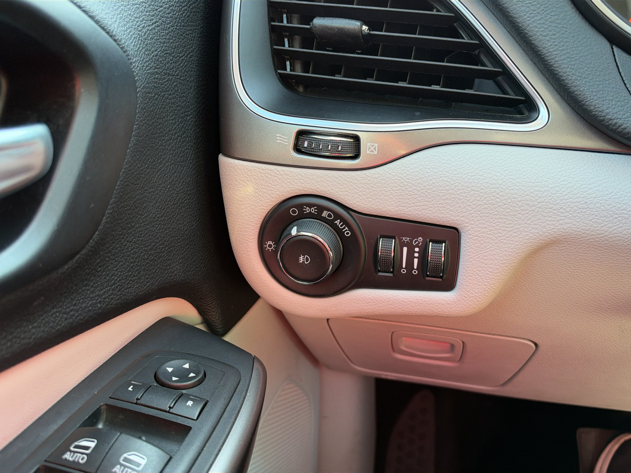 Used 2020 Jeep Cherokee Latitude Lux w/ Quick Order Package 2YH Lux FWD image 27