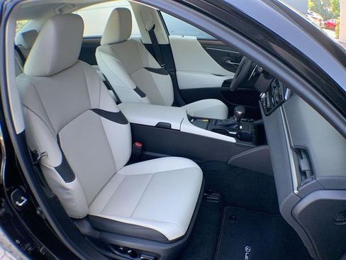 Used 2025 Lexus ES 300h w/ Premium Package image 17