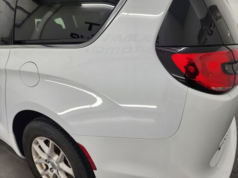 Used 2024 Chrysler Pacifica Touring-L image 28