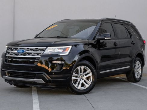 Used 2018 Ford Explorer XLT w/ Equipment Group 202A image 6