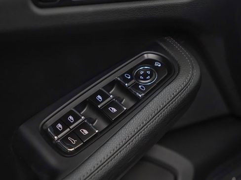 Used 2025 Porsche Macan image 23