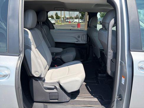 Used 2025 Toyota Sienna XLE FWD image 27