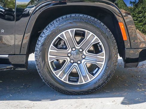 Used 2023 Jeep Wagoneer L Series II AWD/4WD image 8