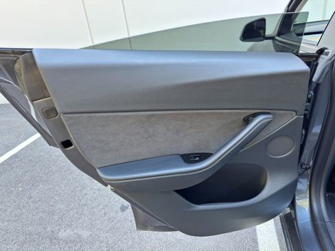 Used 2021 Tesla Model Y Long Range image 40
