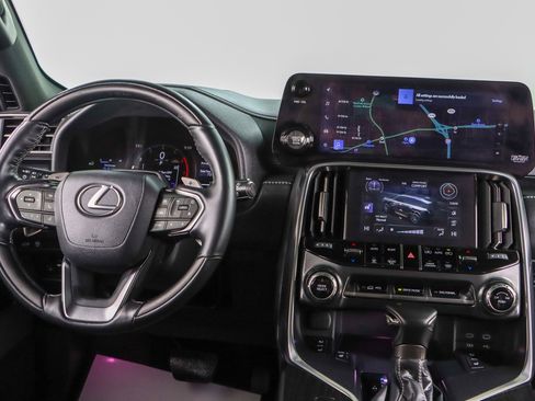 Used 2025 Lexus LX 600 4WD w/ Luxury Package image 18