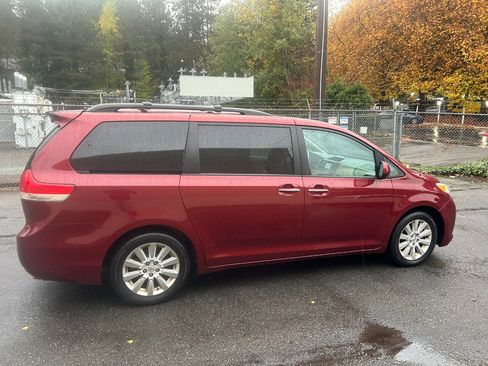 Used 2013 Toyota Sienna XLE image 4
