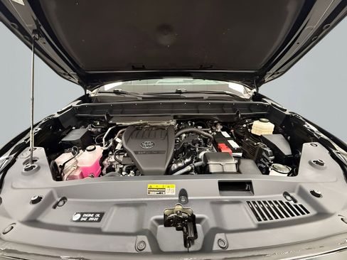 Used 2024 Toyota Highlander LE FWD image 23