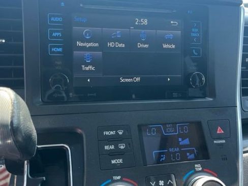 Used 2017 Toyota Sienna SE Premium FWD image 45