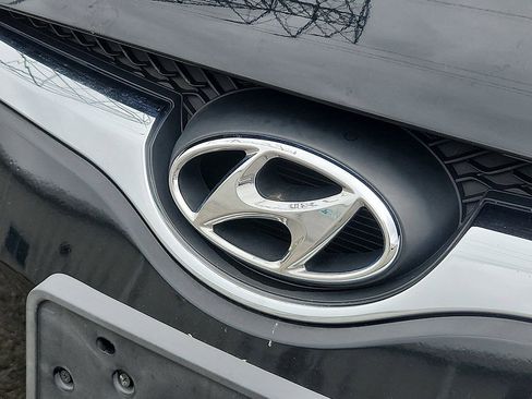 Used 2017 Hyundai Veloster Value Edition FWD image 4
