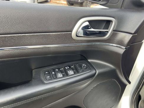 Used 2018 Jeep Grand Cherokee Limited image 23