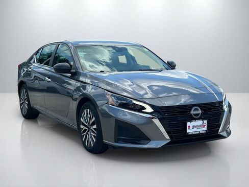 Used 2025 Nissan Altima 2.5 SV FWD image 3
