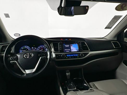 Used 2019 Toyota Highlander XLE image 30