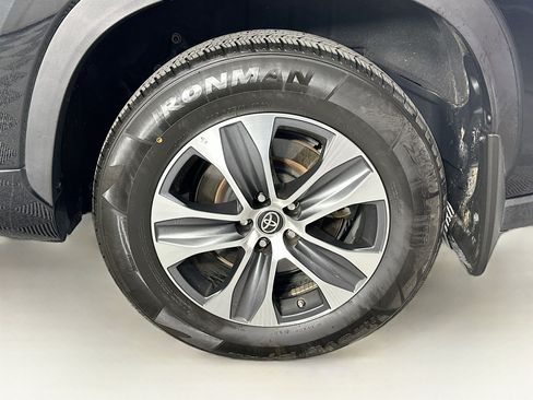 Used 2023 Toyota Highlander XLE AWD/4WD image 11