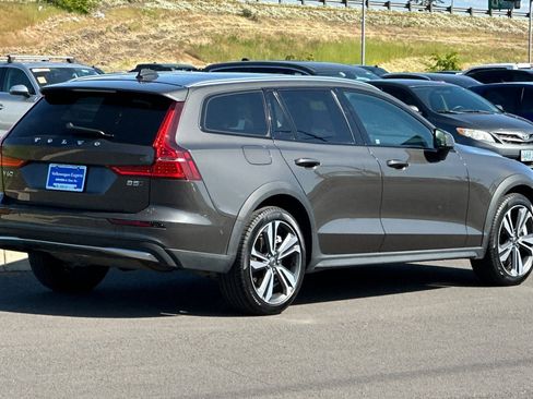 Used 2025 Volvo V60 B5 Cross Country Plus AWD/4WD image 3