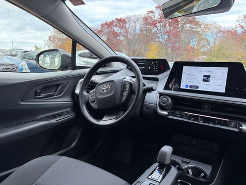 Used 2025 Toyota Prius LE image 32